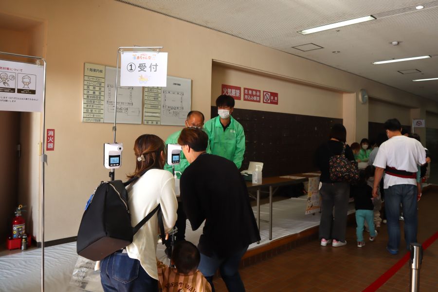 受付で検温、消毒をして…