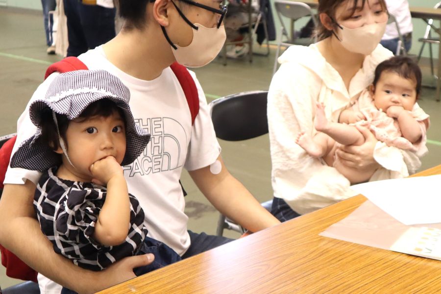 きょうだい仲良く同じポーズ