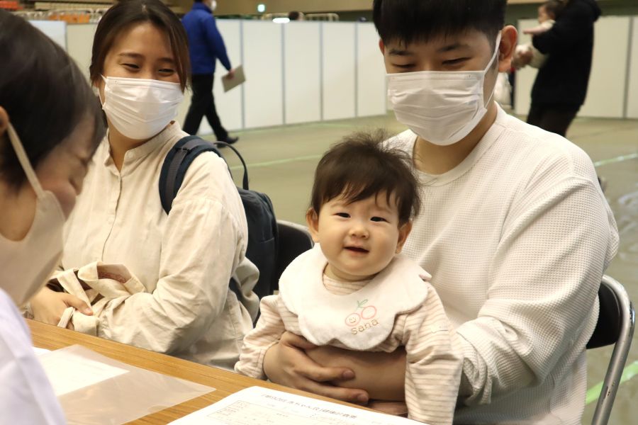 お父さんのお膝でニコニコ！