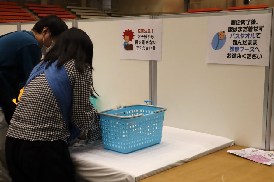 「測定」が終わったら、おむつをはいて「診察」へ