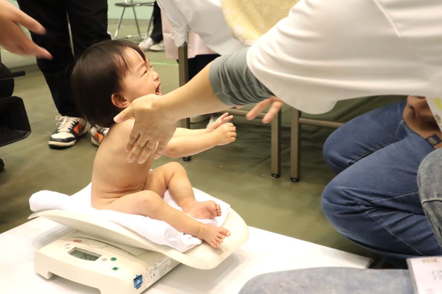 体重計に座らされ、「ママ行かないでー！」