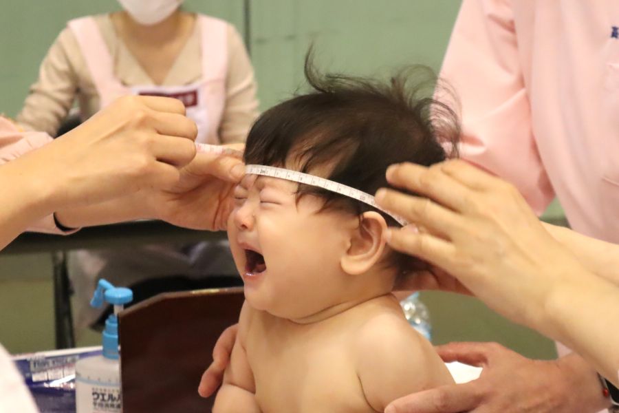 「一体何なのー！」。素早く頭囲を測ります