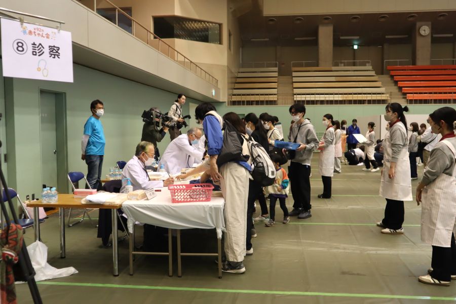 「診察」のブースには先生がずらり