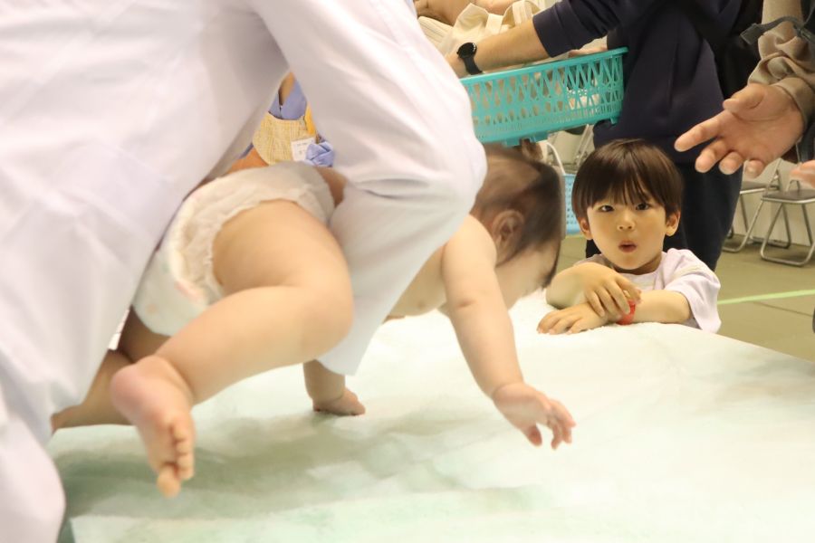 持ち上げて発達を確認