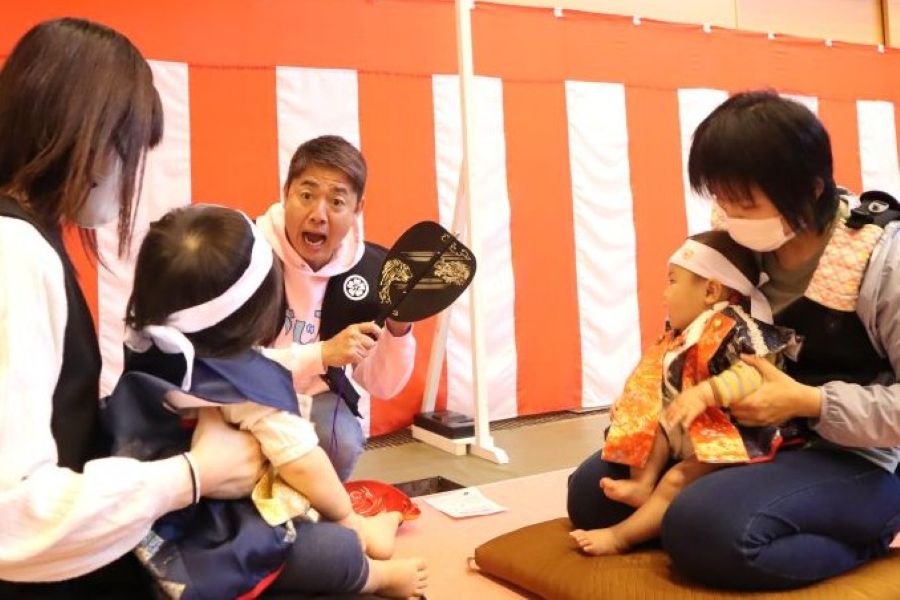 行司を「じーっ」