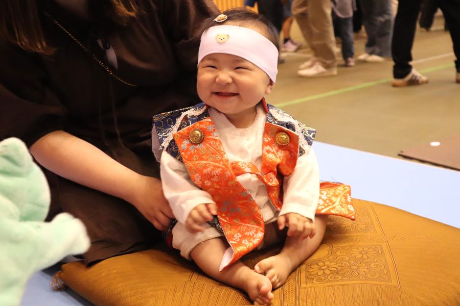 「泣き笑い相撲」でニッコニコ