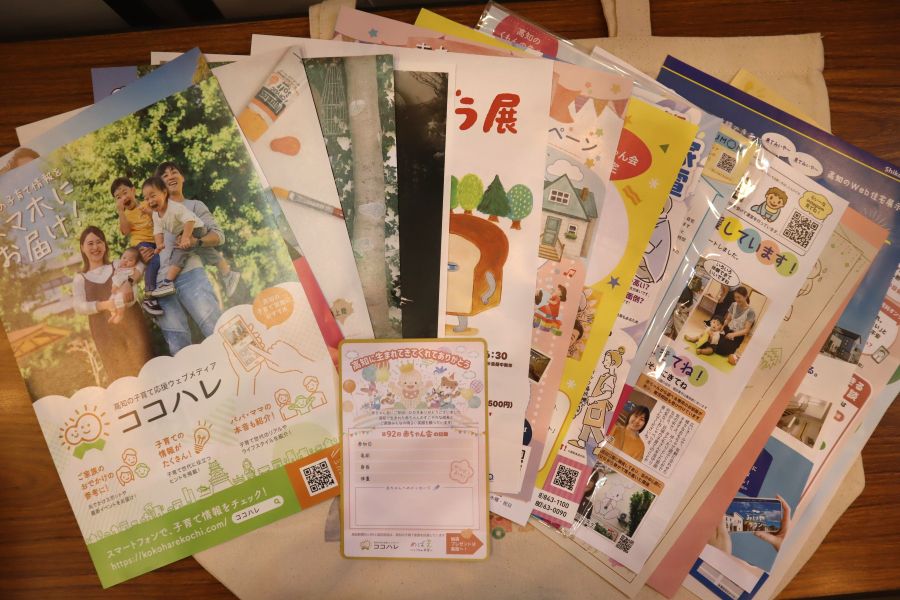 参加記念の用紙や赤ちゃん会パートナーのチラシなどを入れてお渡ししました