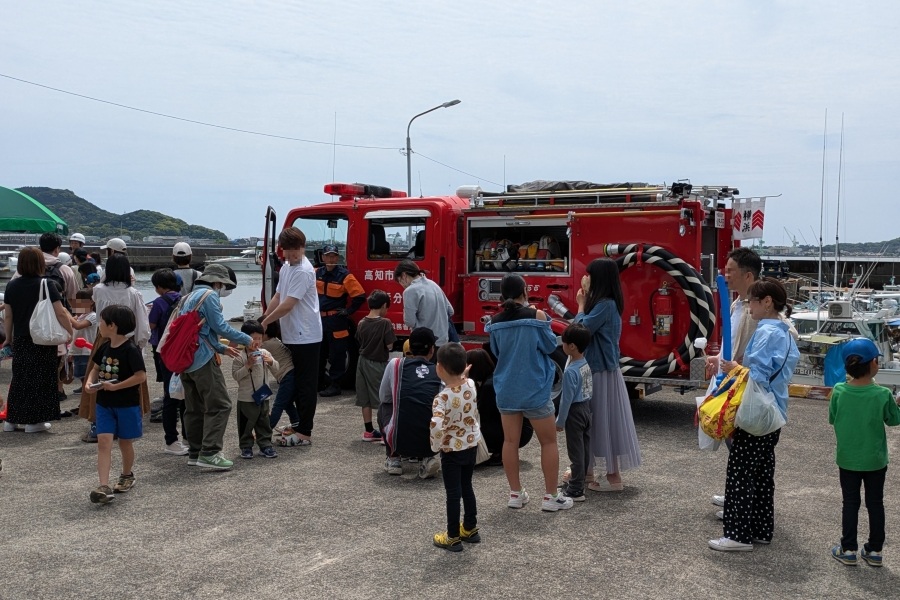 【2026年】高知市で5/10に「第25回よこせと海辺のにぎわい市」（灘漁港）｜魚の解体ショー、はしご車体験、ゲーム、鮮魚・農産物販売、グルメなどが楽しめます