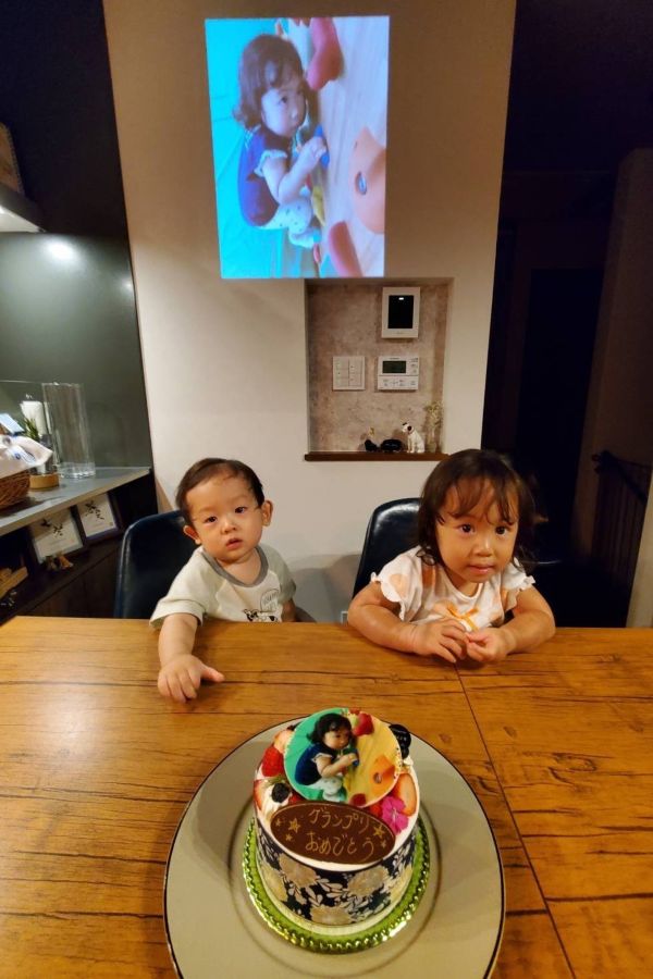 受賞作品をプリントしてプレゼントします。なんと壁にも映っていますね！