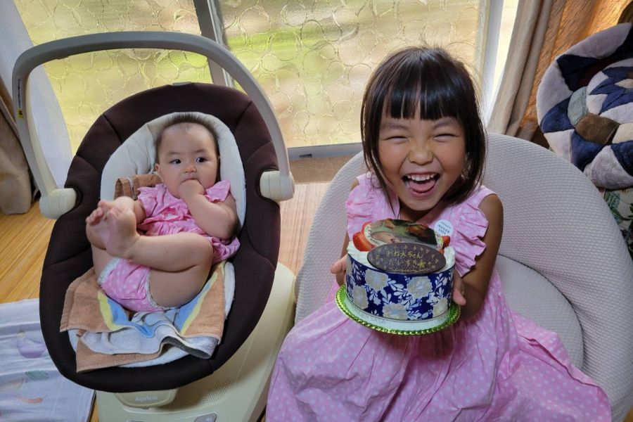 ケーキを手にハッピーな笑顔！