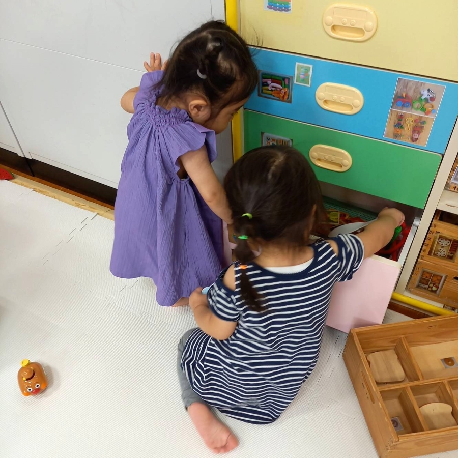 引き出しを引っ張り出して遊ぶのは楽しいですよね