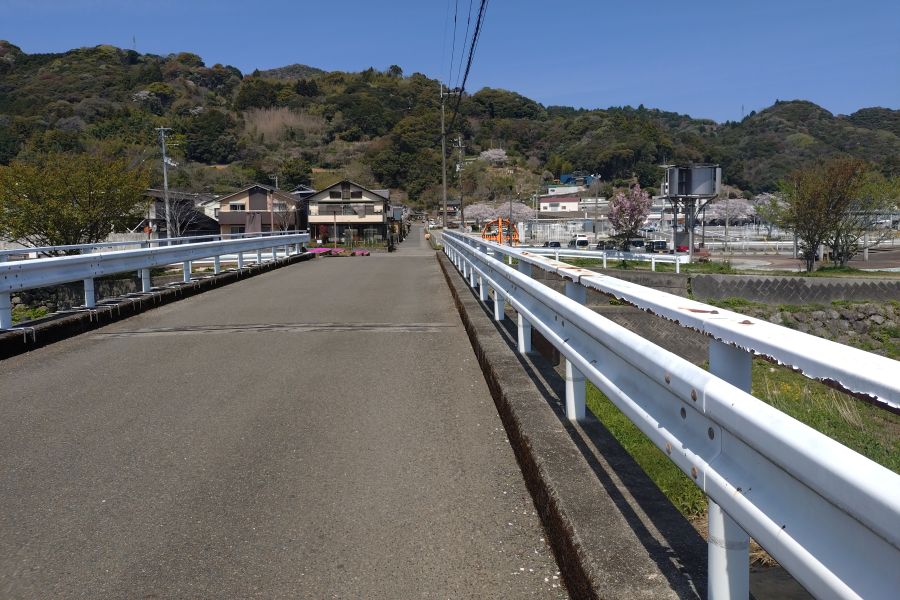 宇治川を渡す枝川橋を通ります