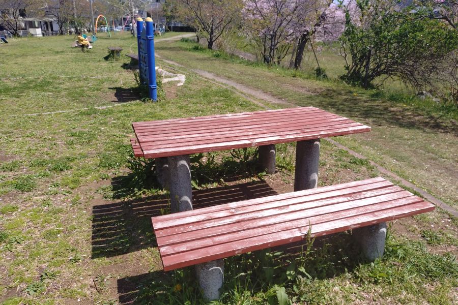テーブルとベンチもあります