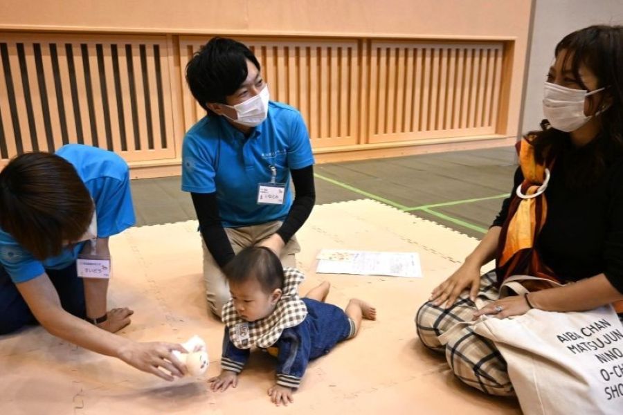 相談ブースを担当する稲富さん（中央）。赤ちゃんの様子を見ながら、ママパパの質問に答えました