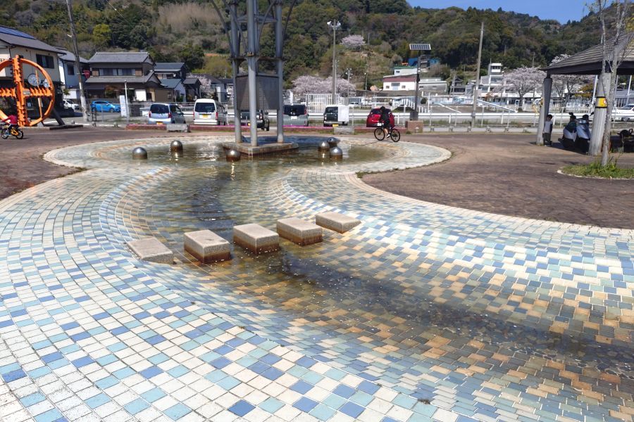 水路は足場を使って渡れます