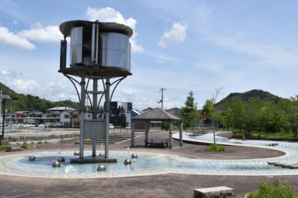 枝川公園｜涼しげな水場が魅力！遊具や広々グラウンドも。春はお花見スポットとしてにぎわいます