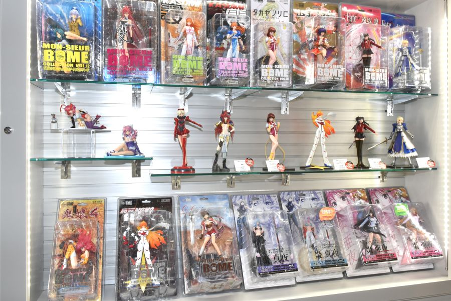 美少女のフィギュアが並びます