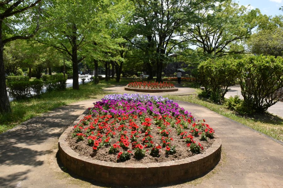 花壇や木々の緑が楽しめます