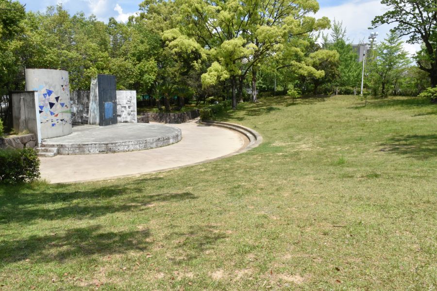 芝生は緩やかな斜面になっています