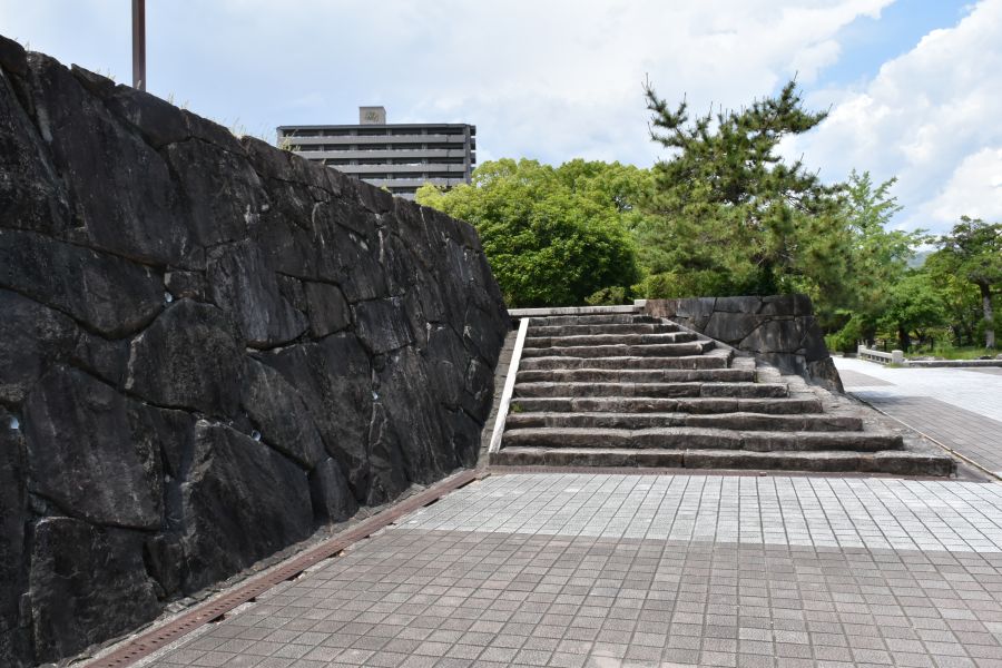 広場にある階段を上がってみます