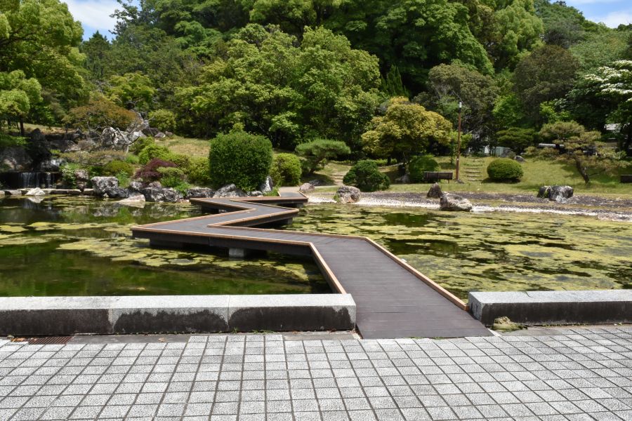 広場から橋のようなデッキを渡ることができます
