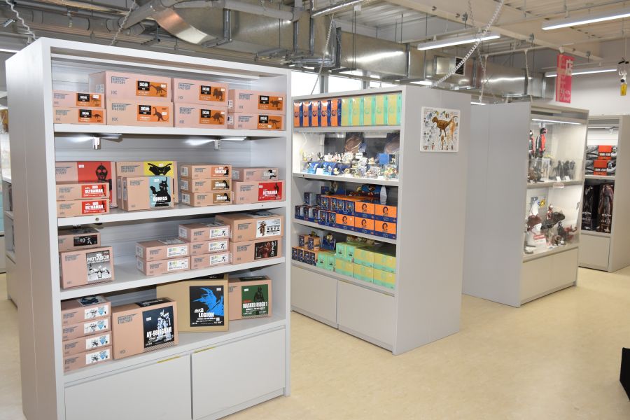 展示の横にはおみやげショップ