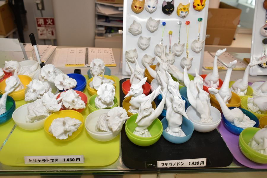 恐竜などに絵付けできます