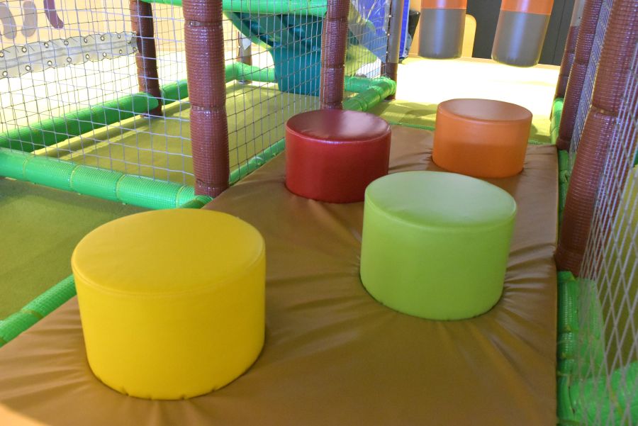 カラフルなでこぼこの上をぴょんぴょん飛べそう