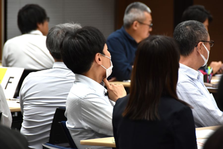 さまざまなアイデアを熱心に聞いていました