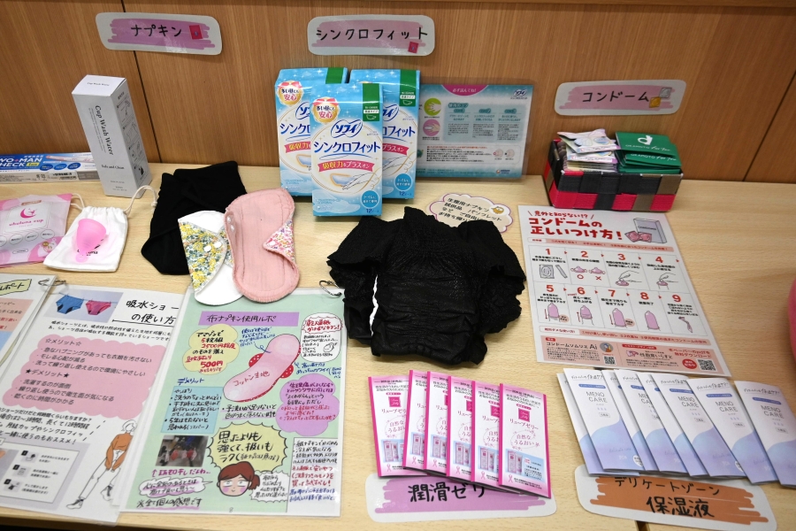 生理用品やコンドームなどが手に取れます
