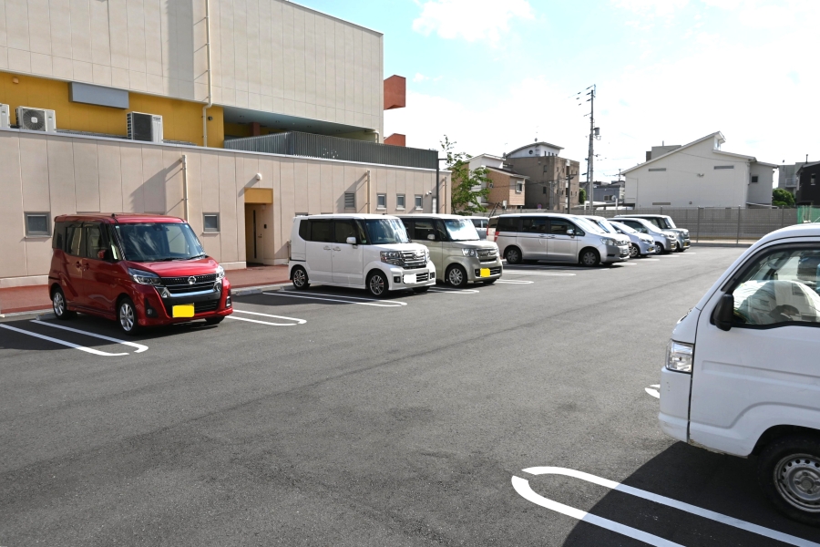 建物の奥に駐車場があります