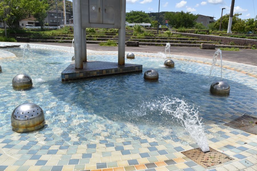 水が噴き出していて子どもは喜びそう！