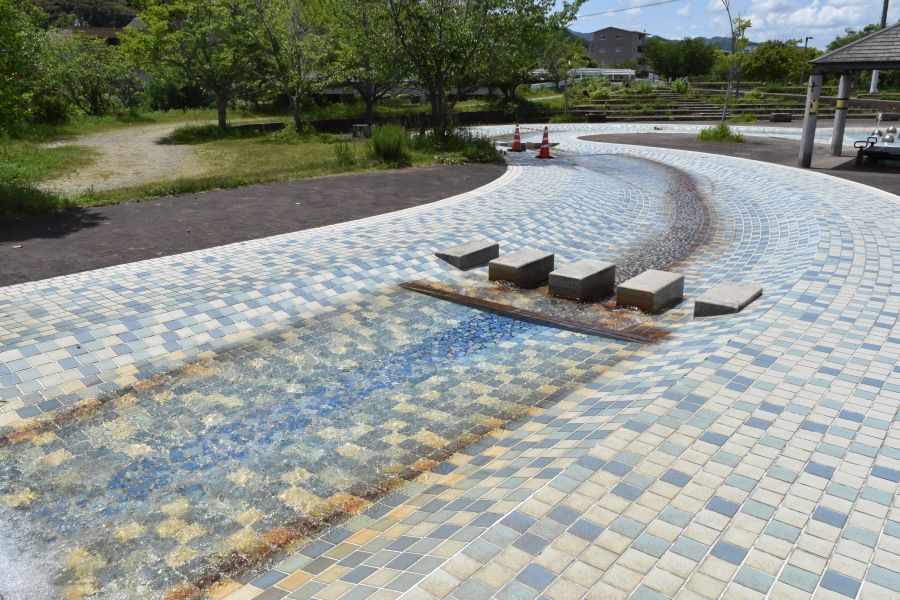 長い水路はタイル張りで涼しげ