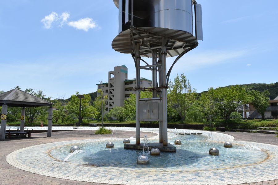 塔の周りが浅い水場になっています