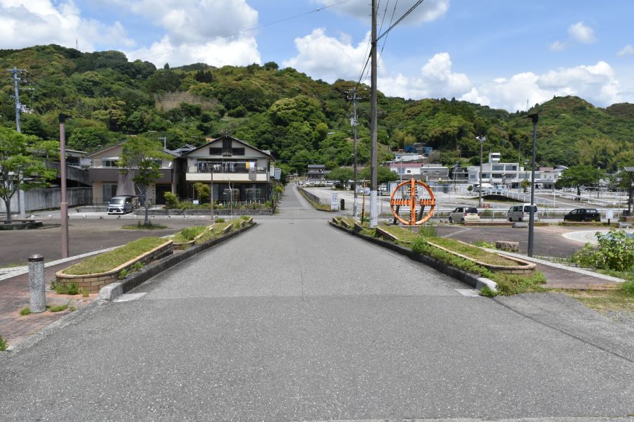 公園は道路の左右に分かれています