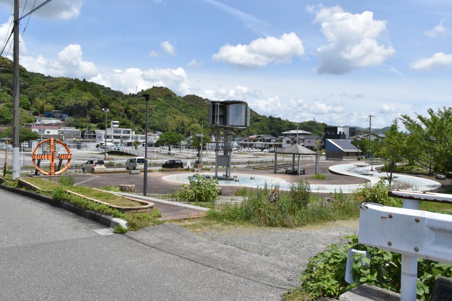 向かって右手に水場や塔があります