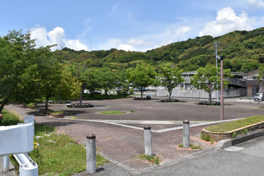 左手には円形のベンチが並んでおり、春は桜が楽しめます