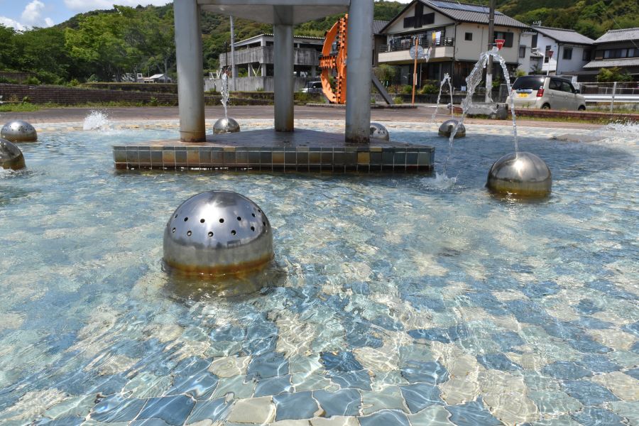 噴水は 5 月の連休ごろから9 月ごろまで稼働しているそうです
