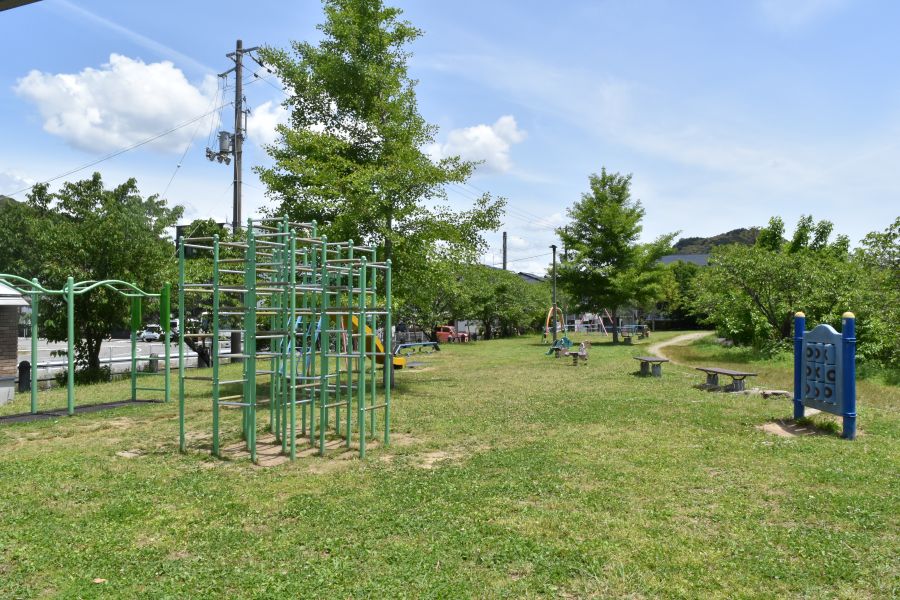 遊具やベンチがあります