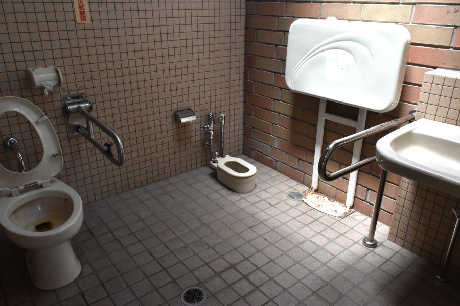 おむつ交換台や幼児用便器があります