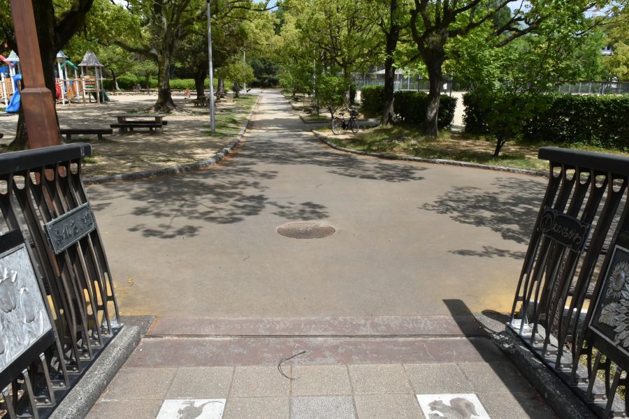 左手に遊具のある広場が見えてきます