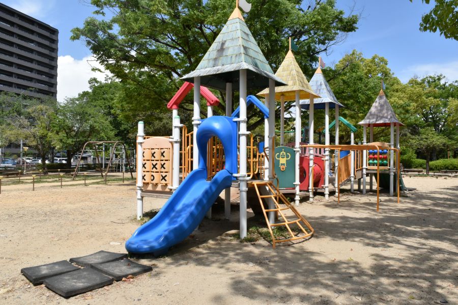 屋根の形がかわいい複合遊具です