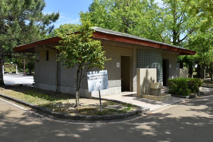 多目的トイレは裏側から入ります