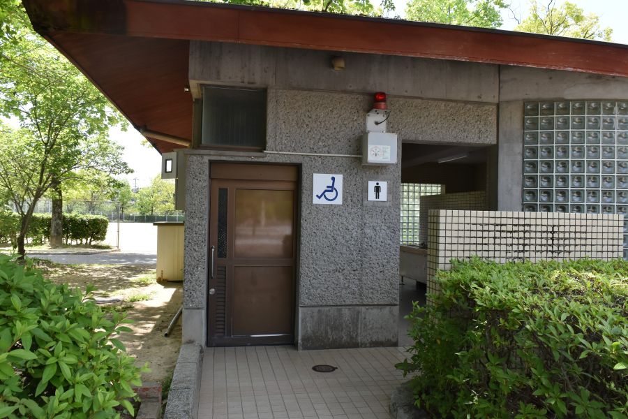 多目的トイレは男性用トイレの横にあります