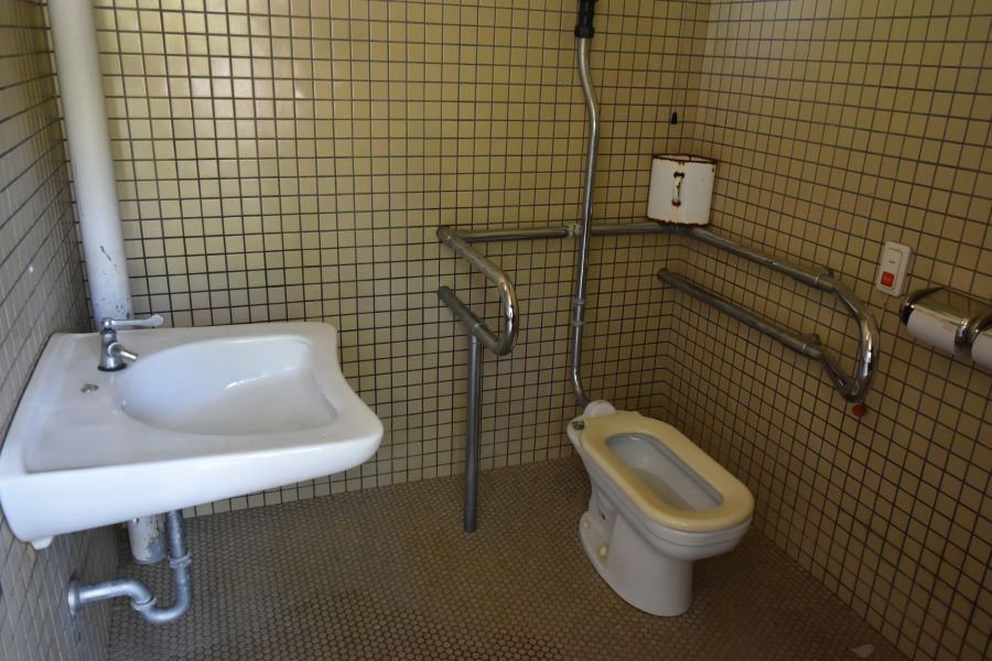 おむつ交換台はありません
