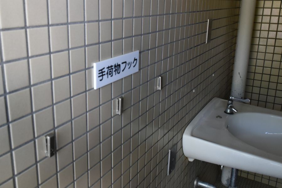 手荷物フックがあります