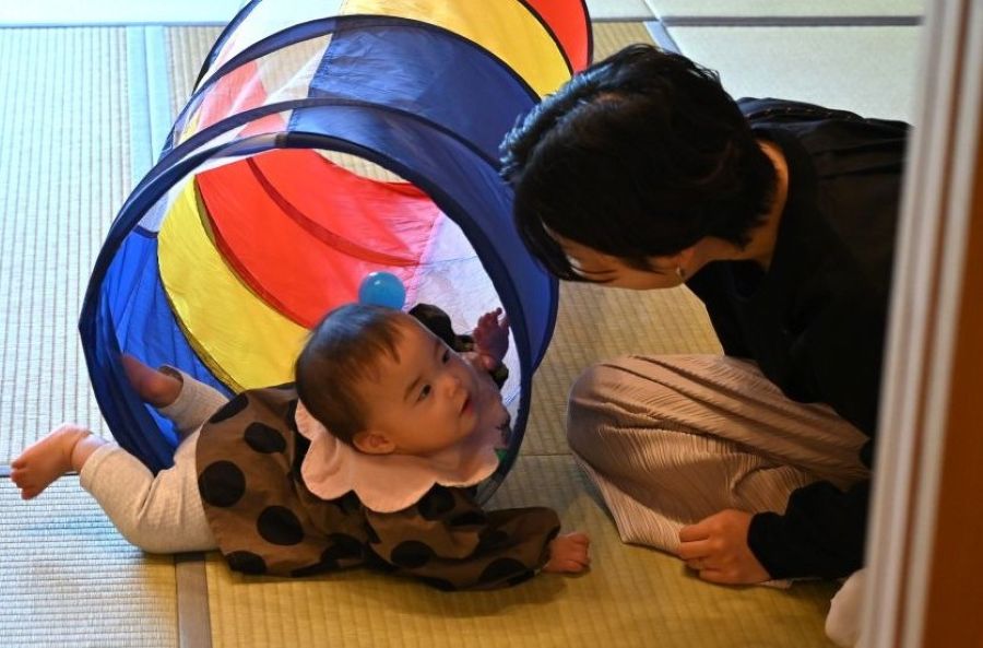 赤ちゃんは抱っこや授乳、そしてまなざしから「安心」を受け取っています（写真は森木さんの子育て講座より。本文とは関係ありません）
