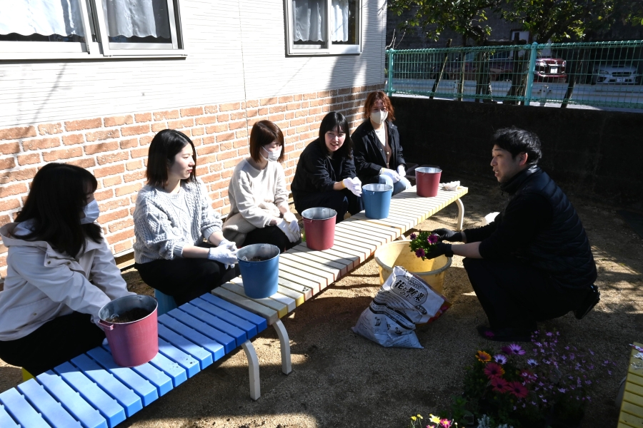 花屋さんに教わり、春の寄せ植えに挑戦！