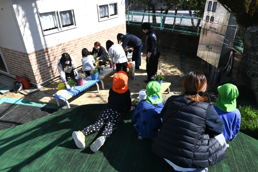 「ママたち、何してるの？」。園児さんたちが見守っていました