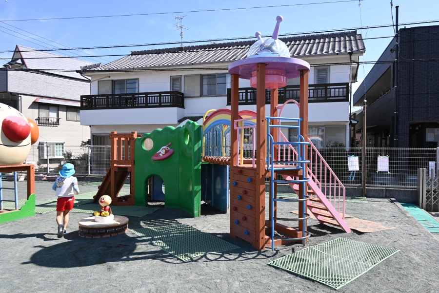東側の園庭にある遊具